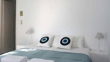 Minibar, free WiFi, bed sheets