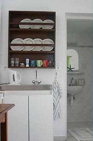 Shower, rainfall showerhead, towels