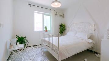 Blackout drapes, free WiFi, bed sheets