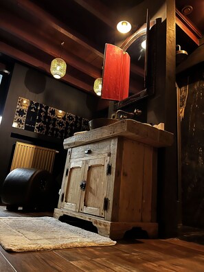 ห้องดีลักซ์สวีท (Oosters) | ห้องน้ำ | ฝักบัว, เรนชาวเวอร์, ไดร��์เป่าผม, เสื้อคลุมอาบน้ำ