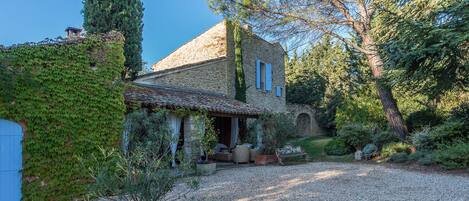 Entrada al alojamiento