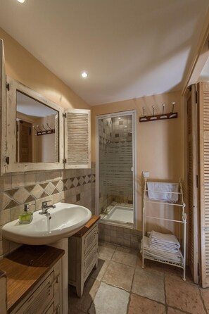 Triple Room, Non Smoking (Colline) | Bathroom - Mas de Foncaudette (Puyvert)