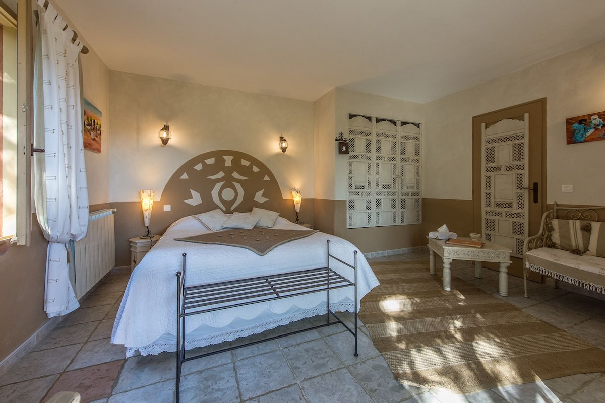 Habitación cuádruple, para no fumadores (Paneloux) | Ropa de cama de alta calidad y tabla de planchar con plancha