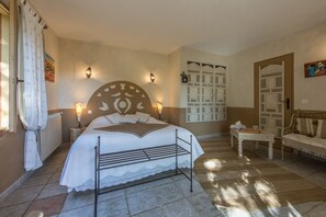 Quadruple Room, Non Smoking (Paneloux) | Premium bedding, iron/ironing board, free WiFi, bed sheets - Mas de Foncaudette (Puyvert)