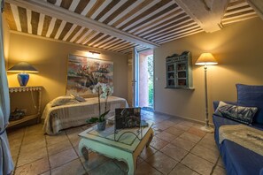 Chambre Triple Supérieure, 2 chambres, non-fumeurs (Marius) | Coin séjour