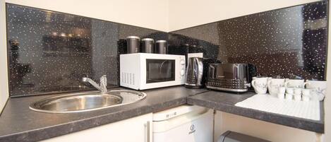 Grand réfrigérateur, micro-ondes, bouilloire électrique, grille-pain