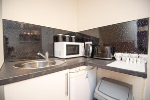 Full-size fridge, microwave, electric kettle, toaster - Bradford City Apartments Flat 73 (Bradford)