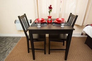 Een koelkast/vriezer, een magnetron, een waterkoker, een broodrooster