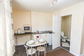 Deluxe Studio, Multiple Beds | Bathroom