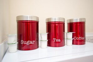 Een douche, gratis toiletartikelen, een haardroger, handdoeken