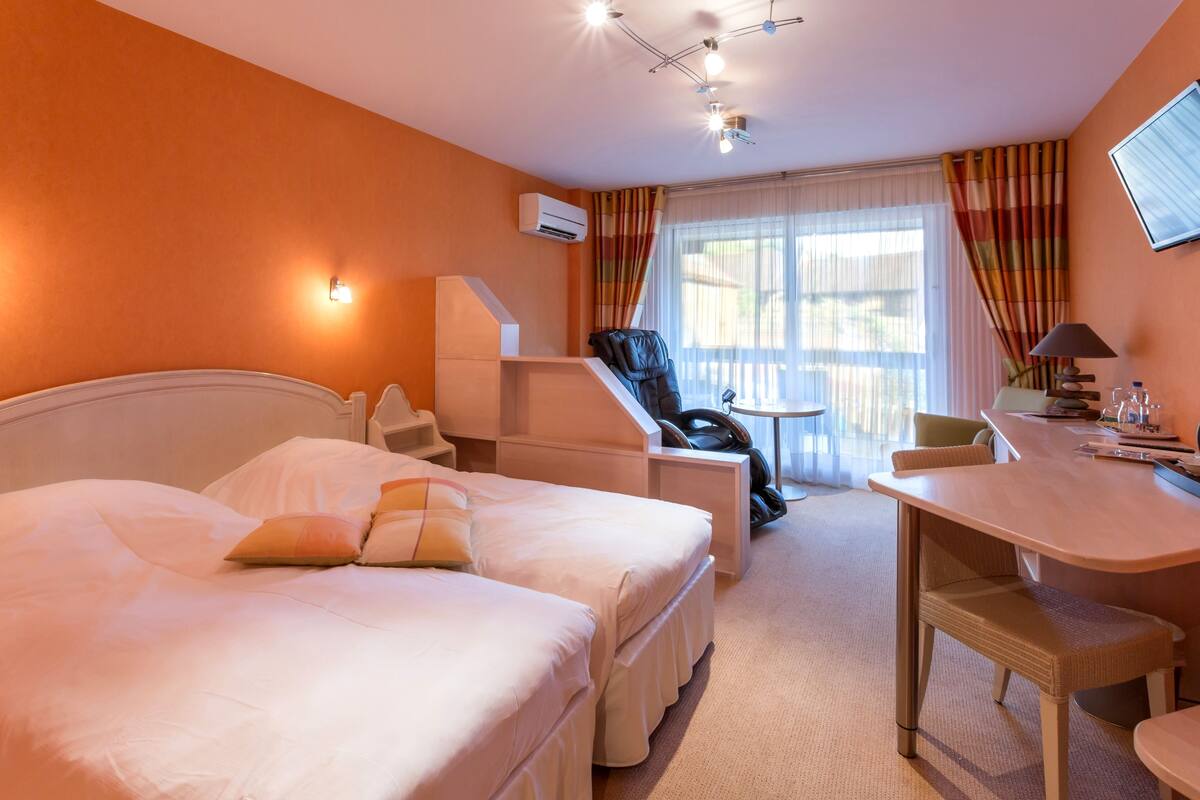 Twin Room, 2 Twin Beds, Non Smoking | In-room safe, desk, WiFi (free), individually decorated