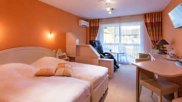 Twin Room, 2 Single Beds, Non Smoking | In-room safe, individually decorated, individually furnished, desk