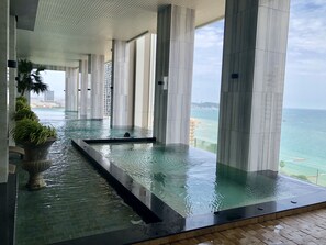 Innenpool, 3 Außenpools, Sonnenschirme, Liegestühle