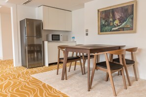 Familien-Suite, 1 Schlafzimmer | Essbereich im Zimmer