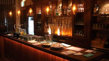 2 restauranter; serverer morgenmad, frokost, brunch og japanske retter