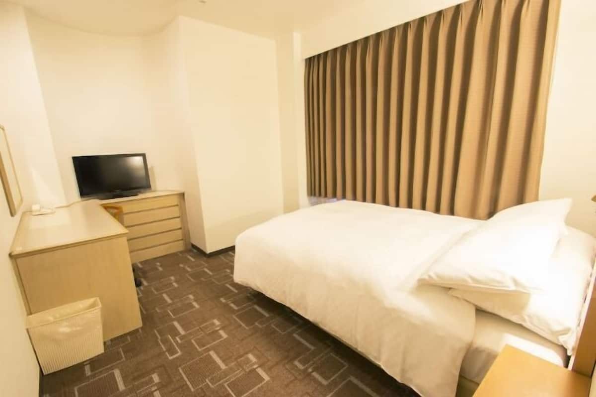 1 bedroom, premium bedding, down comforters, pillowtop beds