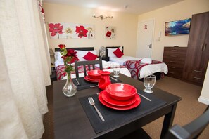 Deluxe Studio, Multiple Beds | Iron/ironing board, free WiFi, bed sheets - Bradford City Apartments Flat 74 (Bradford)