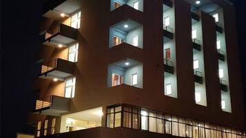 Vista frontal de la propiedad por la tarde o noche