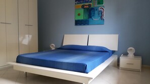 Een gratis minibar, een bureau, gratis babybedden, extra bedden