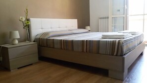 Standard-Doppelzimmer | Kostenlose Minibar, Schreibtisch, kostenlose Babybetten, Zustellbetten