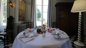 Mesa lista para el desayuno con vistas al exterior.