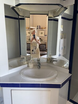 Un baño con dos lavamanos, un espejo y una bañera.