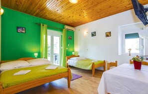 3 bedrooms, travel cot, free WiFi, bed sheets