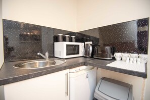 Deluxe Studio, Multiple Beds | Private kitchenette