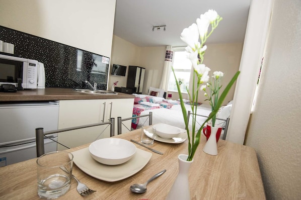 Executive Studio, Multiple Beds | In-room dining