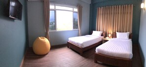 Private Twin with Ensuite Bathroom | Blackout curtains, free WiFi, bed sheets - BaobaBed Hostel Nyaung Shwe (Nyaungshwe)
