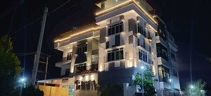 Front of property – evening/night - BaobaBed Hostel Nyaung Shwe (Nyaungshwe)