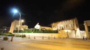 Fassade der Unterkunft – Abend/Nacht