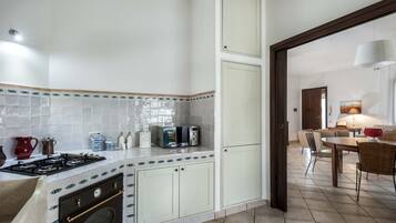 Villa, 2 camere da letto | Cucina privata | Frigorifero con congelatore, microonde, forno, piano cottura