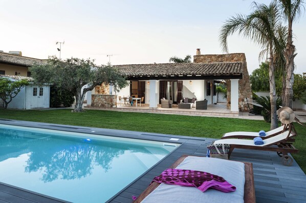 Piscine extérieure (ouverte en saison), chaises longues