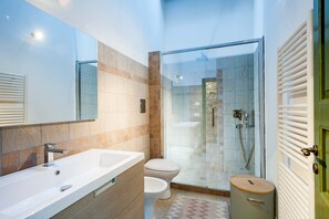 Villa, 3 Bedrooms | Bathroom | Shower, rainfall showerhead, hair dryer, bidet - Baglio Maranzano - Marietta (Buseto Palizzolo)