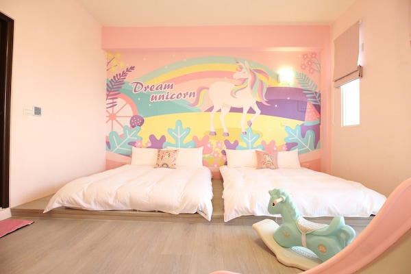 Signature Quadruple Room, 2 Double Beds, Non Smoking | Desk, blackout drapes, free WiFi, bed sheets