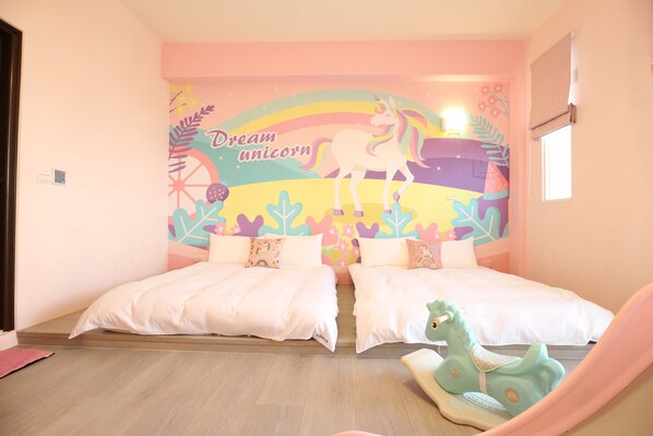 Signature Quadruple Room, 2 Double Beds, Non Smoking | Desk, blackout drapes, free WiFi, bed sheets - Dao Siang Hai B&B (Taitung)