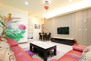 Una televisión de pantalla plana