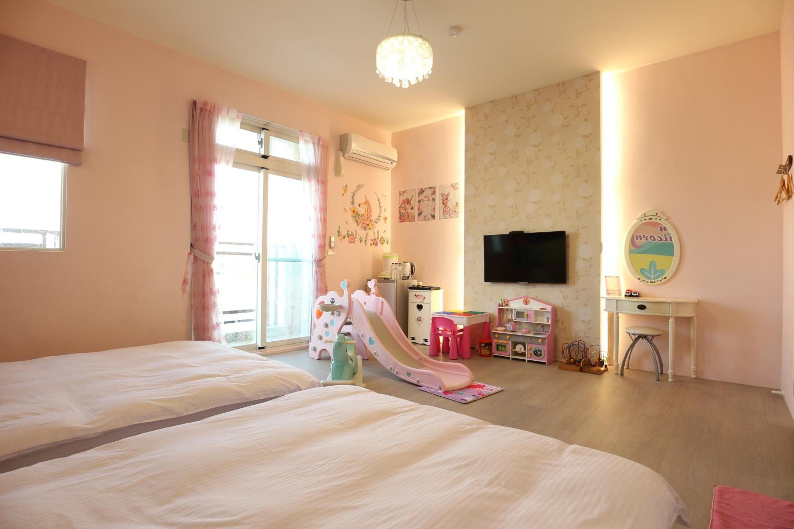 Quarto quádruplo com design assinado, 2 camas de casal, para não fumantes | Escrivaninha, cortinas blackout, Wi-Fi de cortesia, roupa de cama