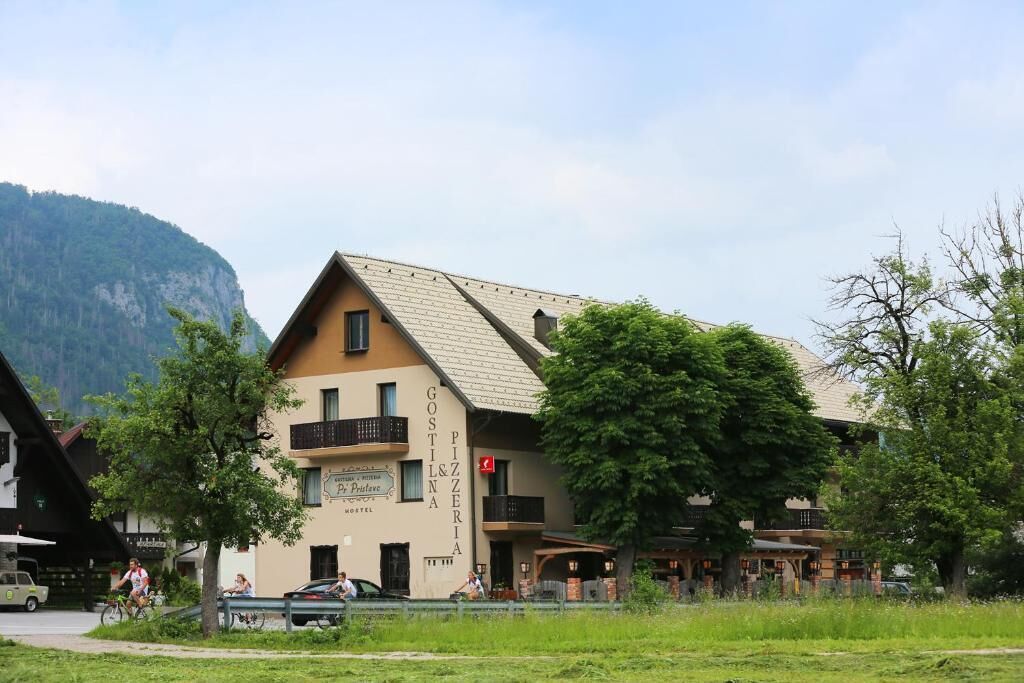 A building with a sign for 'Gostilna Pizzeria' and 'Hotel'.