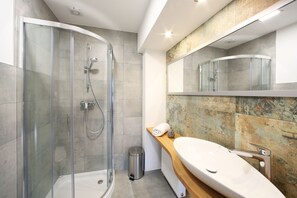 Chambre Double | Salle de bain | Douche, articles de toilette gratuits, sèche-cheveux