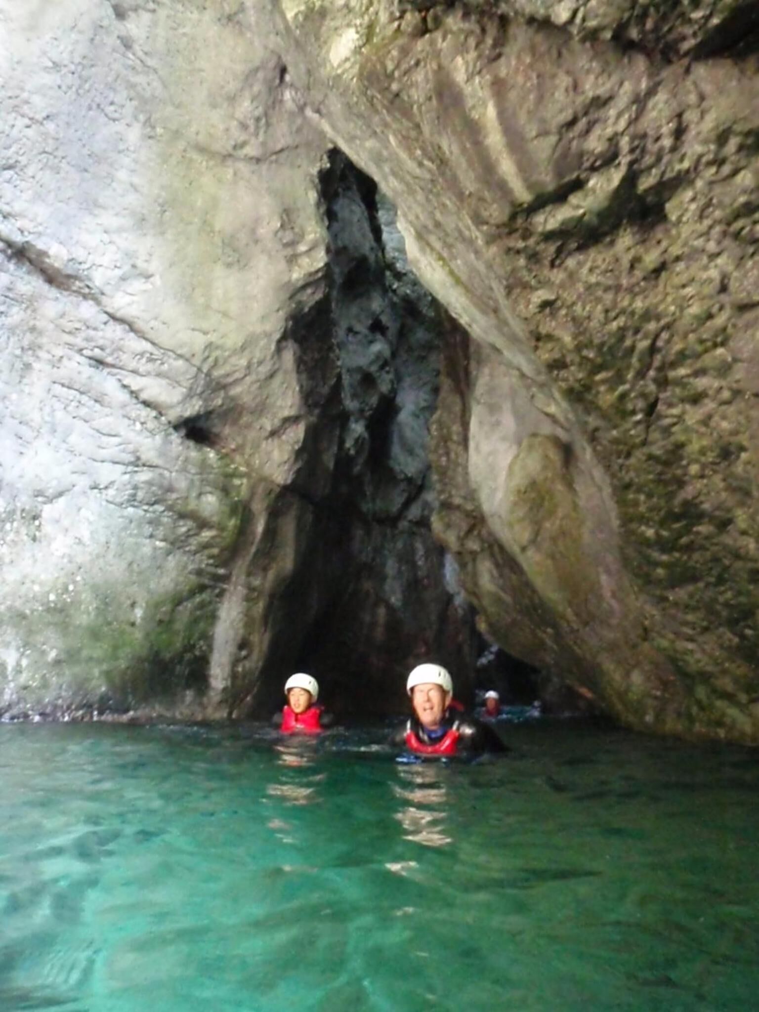 Una grotta con acque limpide e pareti rocciose.