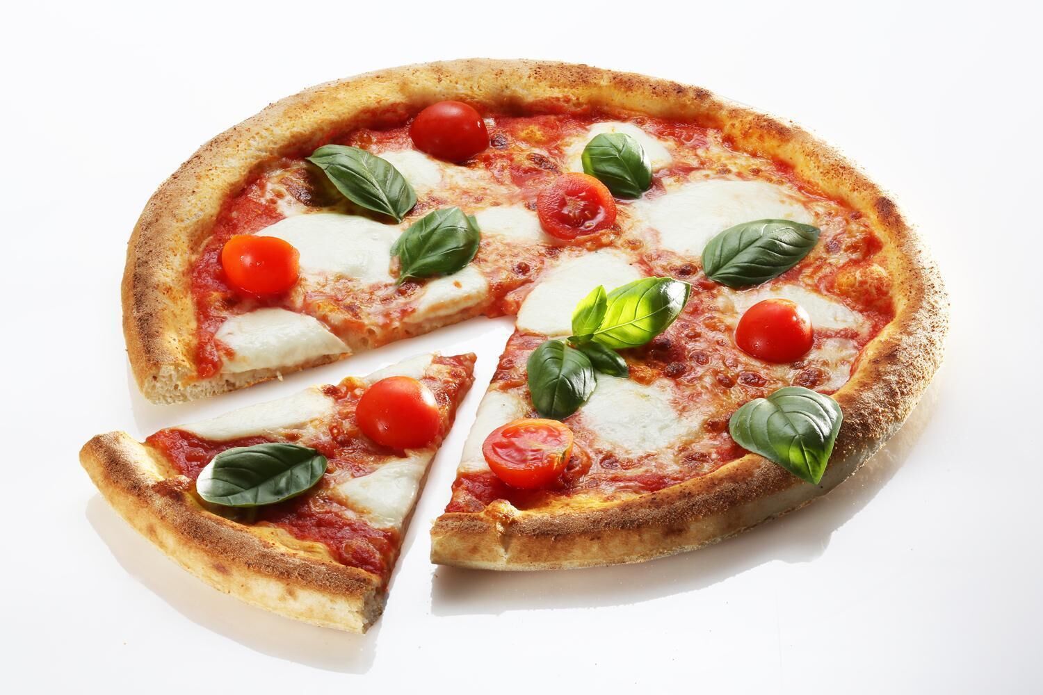 Pizza met tomatensaus, mozzarella en basilicum.