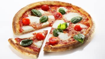 Pizza met tomatensaus, mozzarella en basilicum.