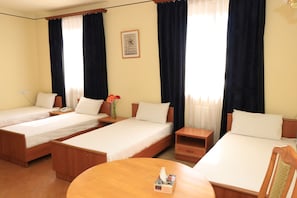 Standard-Vierbettzimmer | Schreibtisch, schallisolierte Zimmer, Bügeleisen/Bügelbrett