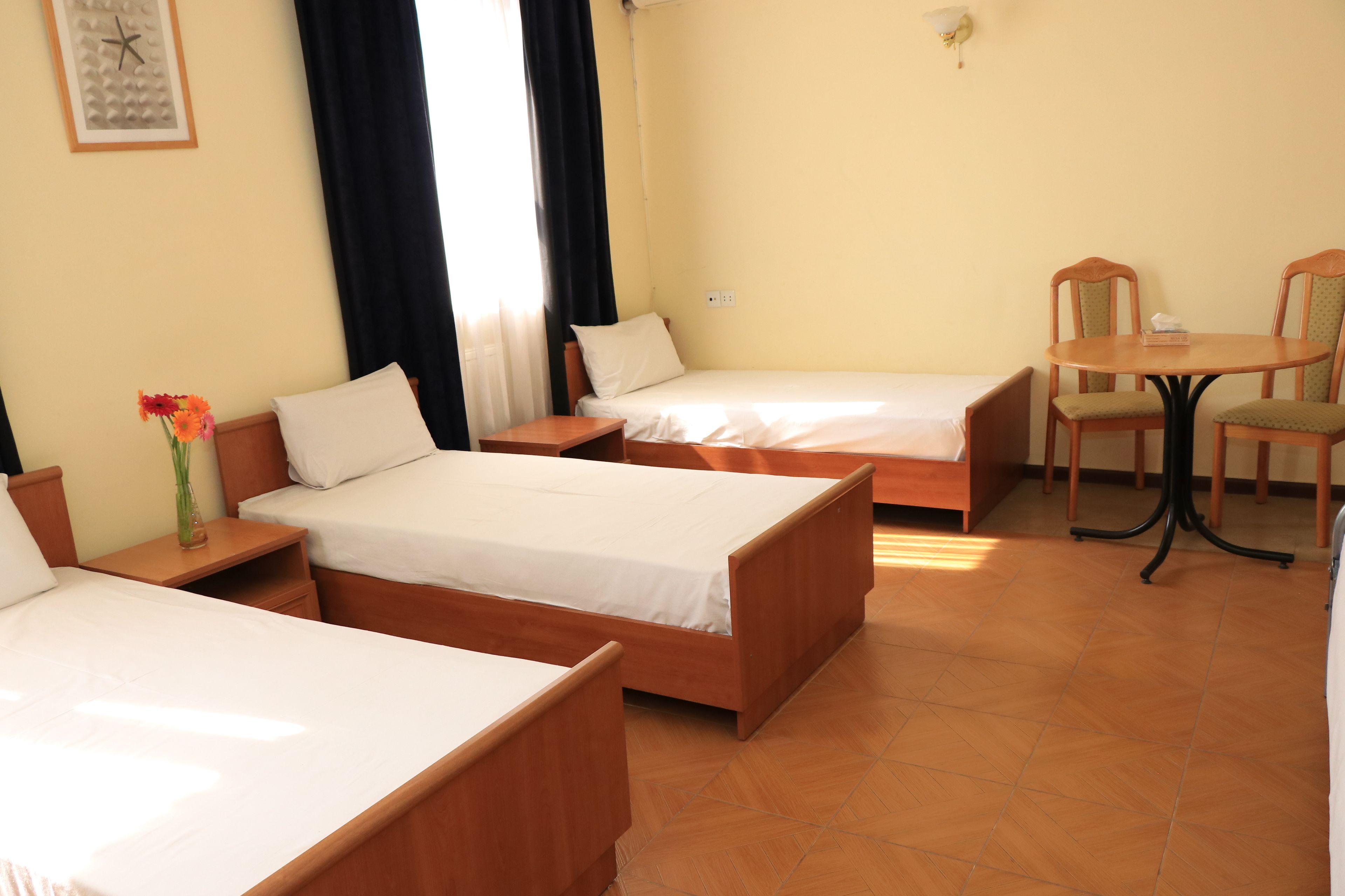 Standard-Dreibettzimmer | Schreibtisch, schallisolierte Zimmer, Bügeleisen/Bügelbrett