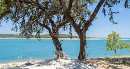 400 pies de lago privado frente, casa y cabaña en 3. 4 acres, capacidad para 16!