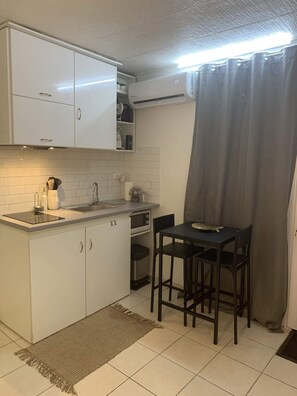 Refrigerador, microondas, parrilla de estufa y cafetera y tetera 