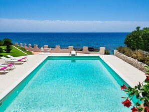 Piscina externa sazonal, espreguiçadeiras