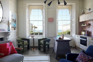 Suite de lujo, vista al mar, planta baja | Ropa de cama de alta calidad, camas con pillow-top y minibar 